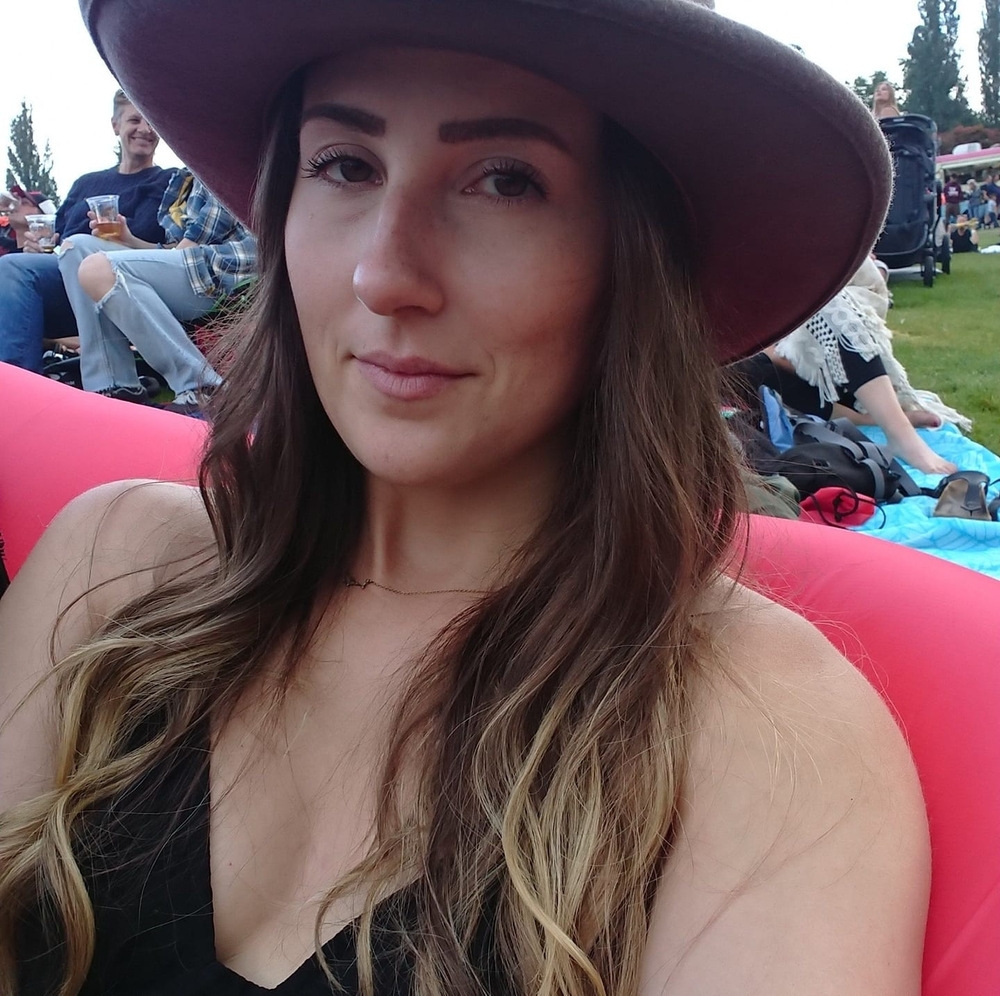Meet your Posher, Casandra